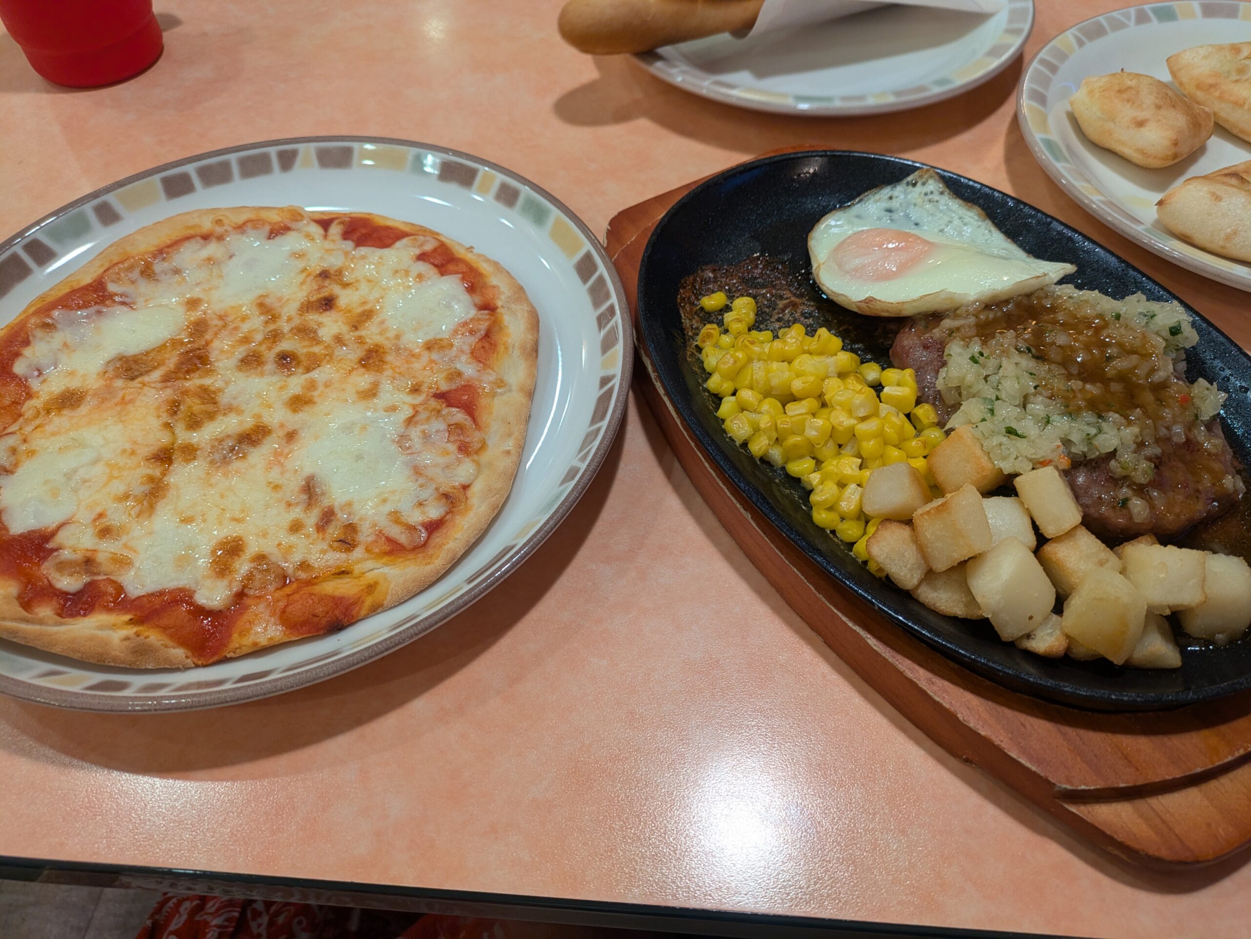 サイゼリヤのピザとディアボラ風ハンバーグ