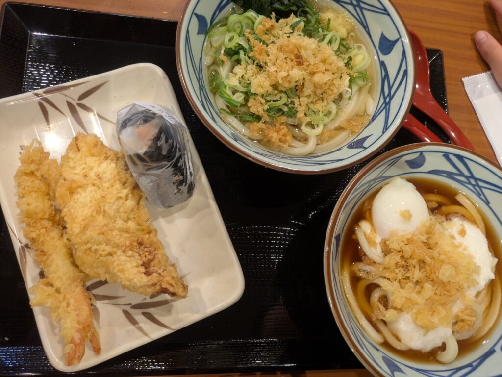 丸亀製麺で注文したうどん、天ぷらの写真1