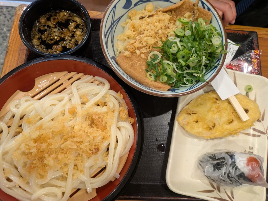 丸亀製麺で注文したうどん、天ぷらの写真2